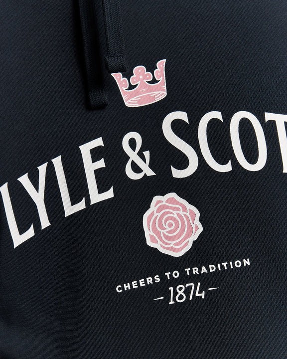Afbeelding van ML2333V Graphic Cheers To Tradition - Hoodie Dark Navy Sweater - Lyle & Scott